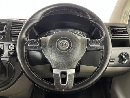 2015-Volkswagen-Transporter-20-BiTDI-Crew-Bus-LWB-132kW-4Motion-Auto-Panel_11