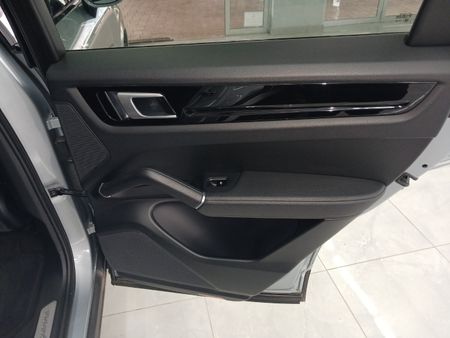2020-Porsche-Cayenne-Coupe_13