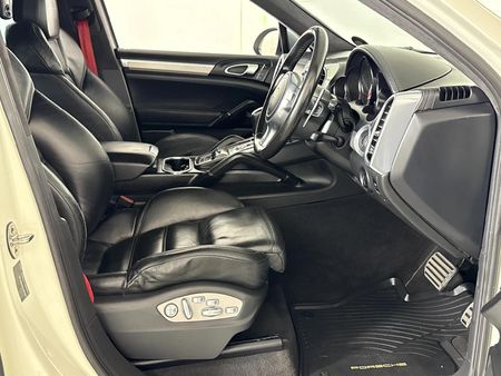 2011-Porsche-Cayenne-Turbo-Auto_9
