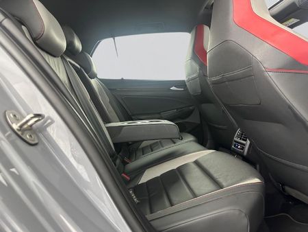 2024-Volkswagen-Golf-8-GTI-20-TSI-Auto_15