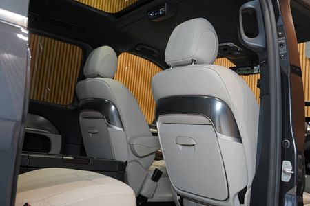 2025-Mercedes-Benz-V-Class-V300d-Exclusive_11