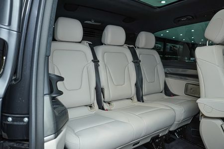 2025-Mercedes-Benz-V-Class-V300d-Exclusive_12