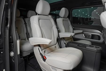 2025-Mercedes-Benz-V-Class-V300d-Exclusive_14