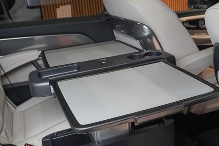 2025-Mercedes-Benz-V-Class-V300d-Exclusive_15