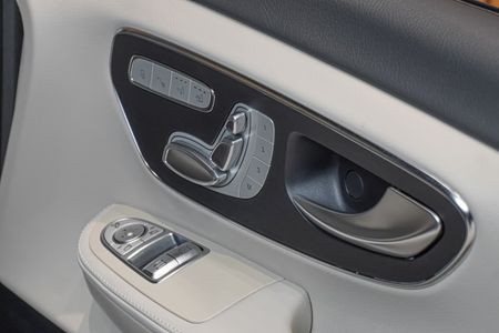 2025-Mercedes-Benz-V-Class-V300d-Exclusive_17
