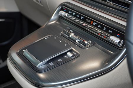 2025-Mercedes-Benz-V-Class-V300d-Exclusive_19