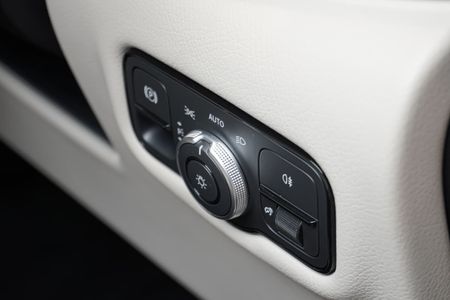 2025-Mercedes-Benz-V-Class-V300d-Exclusive_22