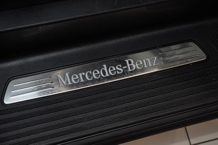 2025-Mercedes-Benz-V-Class-V300d-Exclusive_23