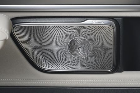 2025-Mercedes-Benz-V-Class-V300d-Exclusive_25
