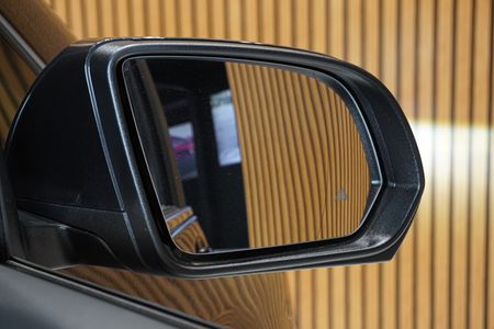 2025-Mercedes-Benz-V-Class-V300d-Exclusive_26