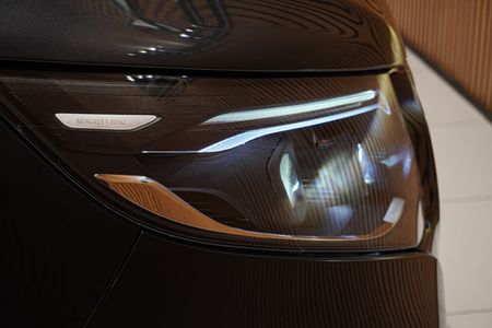 2025-Mercedes-Benz-V-Class-V300d-Exclusive_27