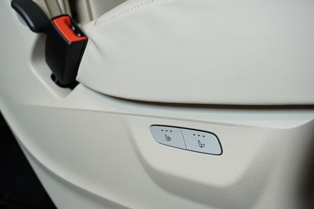 2025-Mercedes-Benz-V-Class-V300d-Exclusive_28