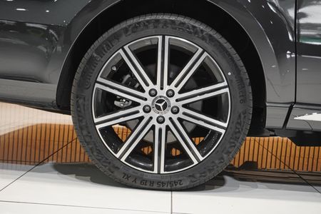 2025-Mercedes-Benz-V-Class-V300d-Exclusive_3