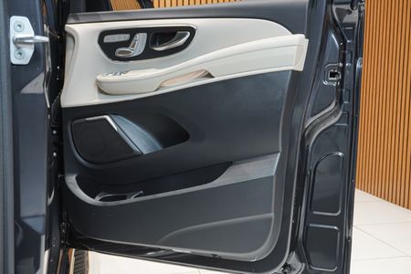 2025-Mercedes-Benz-V-Class-V300d-Exclusive_6