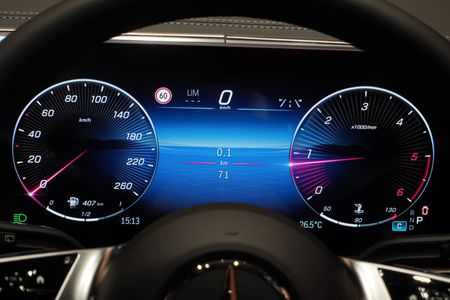 2025-Mercedes-Benz-V-Class-V300d-Exclusive_8