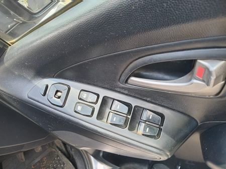 2011-Hyundai-ix35-20-GLS-Executive_9