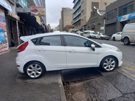 2013-Ford-Fiesta-16-Ambiente_0