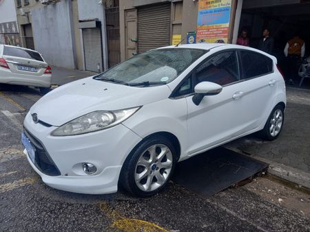 2013-Ford-Fiesta-16-Ambiente_2
