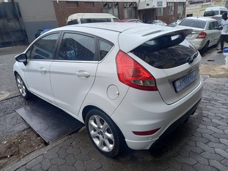2013-Ford-Fiesta-16-Ambiente_3