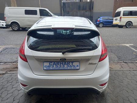 2013-Ford-Fiesta-16-Ambiente_4