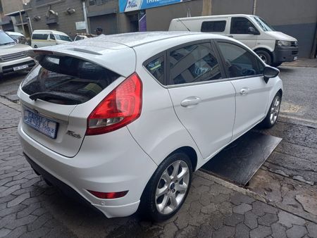 2013-Ford-Fiesta-16-Ambiente_5