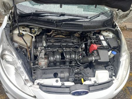 2013-Ford-Fiesta-16-Ambiente_8