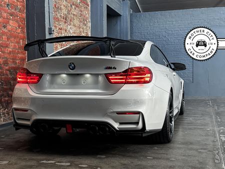 2015-BMW-M4-Coupe-Auto_10