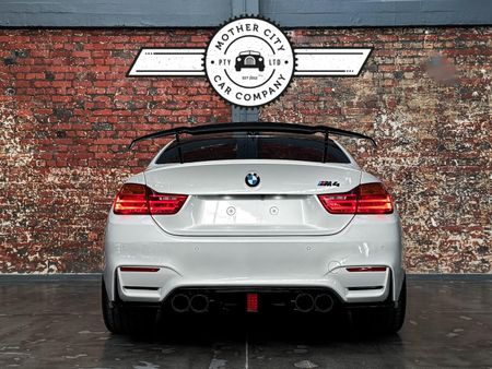 2015-BMW-M4-Coupe-Auto_11