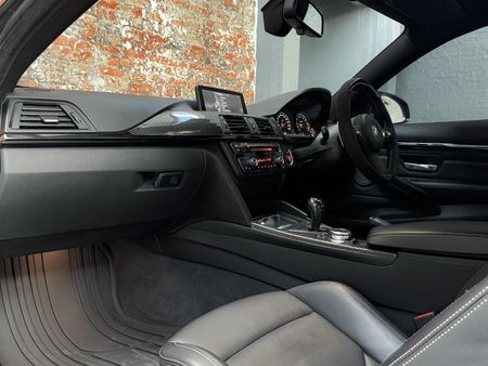 2015-BMW-M4-Coupe-Auto_21