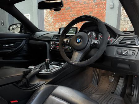 2015-BMW-M4-Coupe-Auto_23