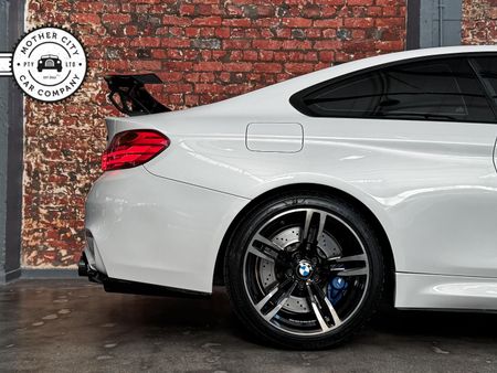 2015-BMW-M4-Coupe-Auto_6
