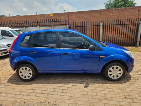 2013-Ford-Figo-14-Trend_4