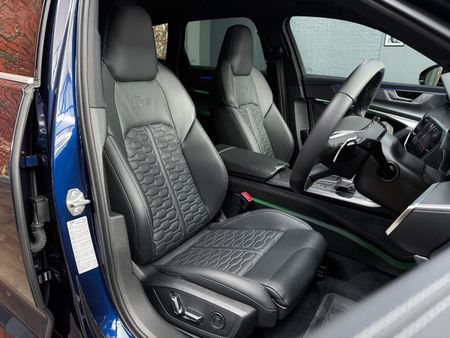 2021-Audi-RS6-quattro-Avant_12
