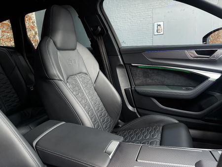 2021-Audi-RS6-quattro-Avant_14