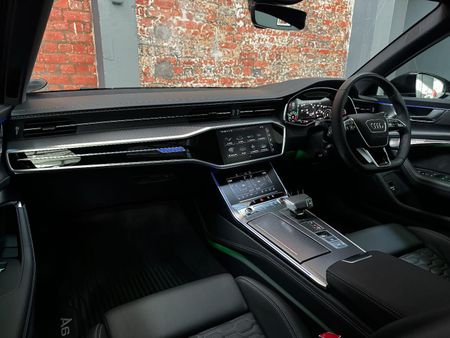 2021-Audi-RS6-quattro-Avant_21