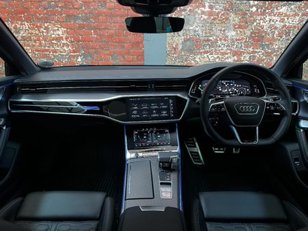 2021-Audi-RS6-quattro-Avant_23