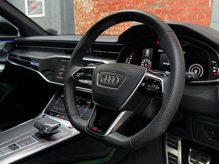 2021-Audi-RS6-quattro-Avant_26