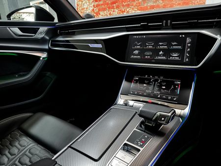 2021-Audi-RS6-quattro-Avant_27