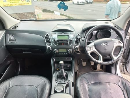 2011-Hyundai-ix35-20-GLS-Executive_11