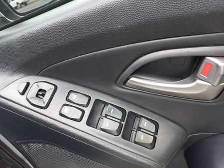 2011-Hyundai-ix35-20-GLS-Executive_13
