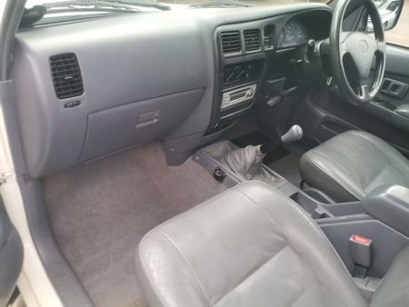 2004-Toyota-Hilux-LEGEND-35-DC-2700-PETROL-BAKKIE_9