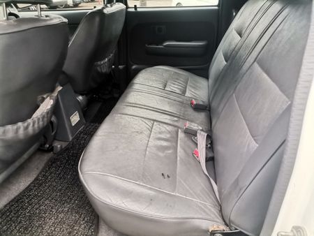 2004-Toyota-Hilux-LEGEND-35-DC-2700-PETROL-BAKKIE_10