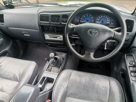 2004-Toyota-Hilux-LEGEND-35-DC-2700-PETROL-BAKKIE_12