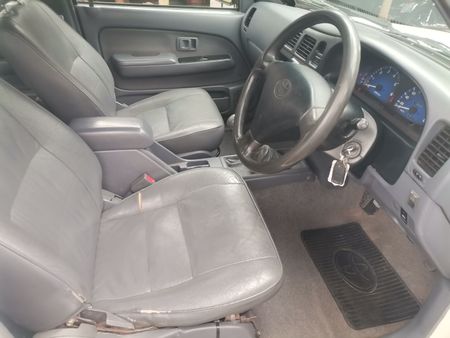 2004-Toyota-Hilux-LEGEND-35-DC-2700-PETROL-BAKKIE_13