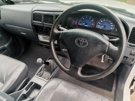 2004-Toyota-Hilux-LEGEND-35-DC-2700-PETROL-BAKKIE_14