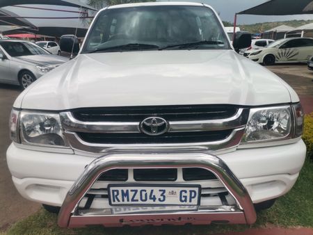 2004-Toyota-Hilux-LEGEND-35-DC-2700-PETROL-BAKKIE_1