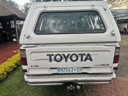 2004-Toyota-Hilux-LEGEND-35-DC-2700-PETROL-BAKKIE_5