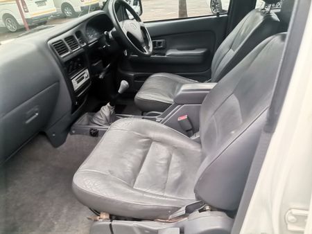 2004-Toyota-Hilux-LEGEND-35-DC-2700-PETROL-BAKKIE_8