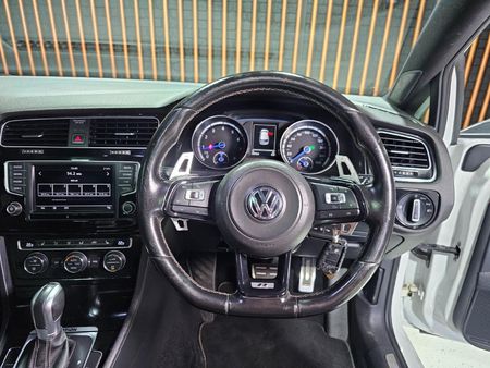2016-Volkswagen-Golf-VII-20-TSI-R-Auto_9