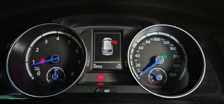 2016-Volkswagen-Golf-VII-20-TSI-R-Auto_11